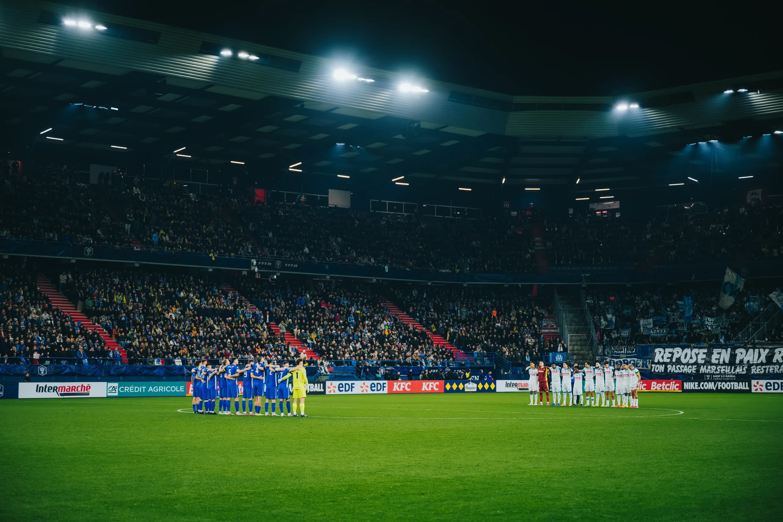 La minute de silence observée par tout le stade